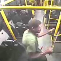 Vídeo: motorista de ônibus é brutalmente agredida por morador de rua