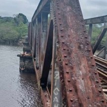 Jovem cai de ponte durante foto e é salva pelo cadarço do namorado - Divulgação/CBMSC