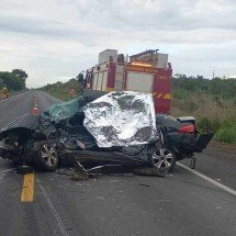 Quatro pessoas morrem em acidente com ônibus e carro na BR-135 - PMMG/Divulgação