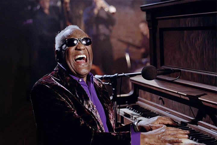 Ele aprendeu a ler e escrever música em braile e seu canto teve influência de Nat King Cole. Uma eleição da revista Rolling Stones situou Ray Charles como o segundo maior cantor da história. Ele morreu em 2004, aos 73 anos, por complicações de uma doença no fígado.