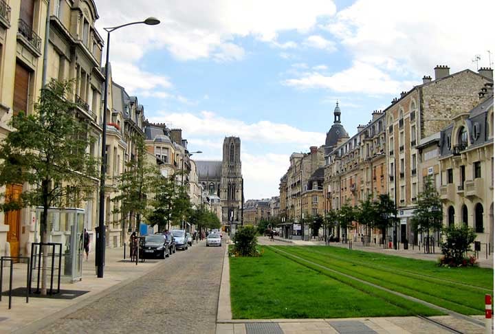 Quando ainda era bem jovem, seu pai morreu, alterando totalmente o rumo de sua vida. Com a Revolução de 1917, sua mãe teve que se mudar para a região de Reims, na França.