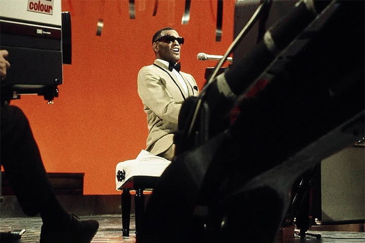 Ray Charles (1930-2004): Cantor e pianista nascido na Geórgia, perdeu a visão aos seis anos devido a um glaucoma, o que não impediu de desenvolver seu talento musical em diversos instrumentos. 
