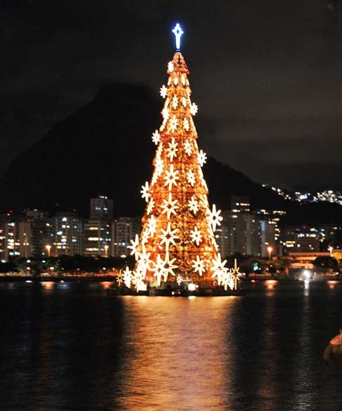 Na Grécia, as pessoas decoravam barcos de Natal em vez de árvores em homenagem a São Nicolau, santo padroeiro do país e protetor dos marinheiros. Nos dias atuais, entretanto, os barcos de Natal foram ofuscados pelas árvores. 