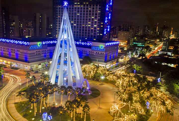 Durante o mês de dezembro, a Praça Portugal se enfeita para comemorar a chegada do natal. A árvore se transformou em uma referência para a população de Fortaleza.