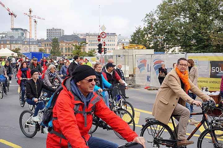 Andar de bicicleta em Luxemburgo é uma atividade popular e muito apreciada, tanto para lazer quanto para transporte. O país tem uma extensa rede de ciclovias e trilhas que tornam o ciclismo uma opção conveniente e segura para se locomover pela cidade e pelos arredores.