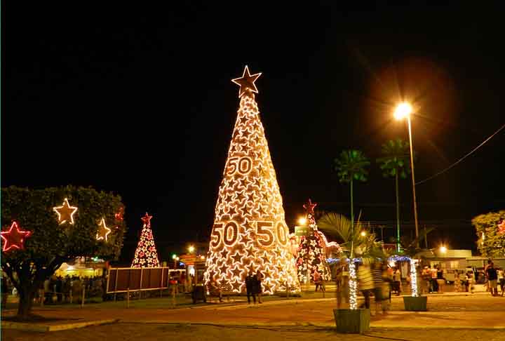 Quem tambÃ©m Ã© iluminada todo ano para o natal e tem uma Ã¡rvore caracterÃ­stica Ã© a cidade de Benevides, no ParÃ¡. Muitas famÃ­lias acompanham a inauguraÃ§Ã£o da decoraÃ§Ã£o de Natal, que chama a atenÃ§Ã£o.