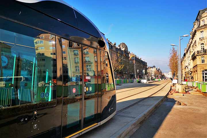 O país é conhecido por sua riqueza e qualidade de vida, sendo um dos mais ricos do mundo. A capital, Luxemburgo, é um importante centro financeiro internacional e sede de várias instituições da União Europeia. 