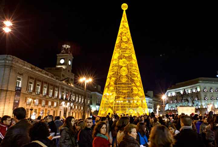 Durante esta quadra festiva, Madri é inundada por luzes de todas as cores. A partir da última semana de novembro (e até ao Dia de Reis), as suas ruas, praças e edifícios iluminam a noite com milhões de lâmpadas, sempre respeitando todos os requisitos meio ambientais e de eficiência energética, iluminando mais e consumindo menos. 