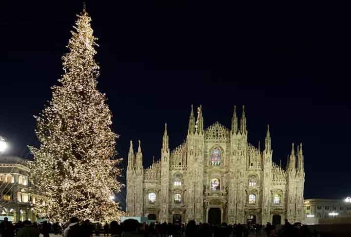 No Natal, MilÃ£o se ilumina ainda mais e oferece a seus visitantes opÃ§Ãµes de passeio incrÃ­veis. Na Piazza Duomo, ao lado da Galleria Vittorio Emanuele, tambÃ©m Ã© erguida uma Ã¡rvore de Natal.