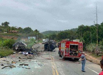 Local do acidente envolvendo um ônibus, uma carreta e um carro no Vale do Mucuri foi interditado nesta quinta-feira (26/12)  -  (crédito: CBMMG/Divulgação)