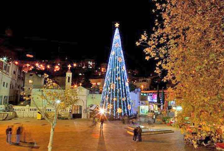 Na árvore de Natal de Nazaré, vários judeus israelenses admiram um imenso pinheiro decorado com luzes. A maior cidade árabe de Israel é um local muito importante para o cristianismo, recebe habitualmente nas festas de fim de ano multidões de peregrinos que visitam a Basílica da Anunciação.