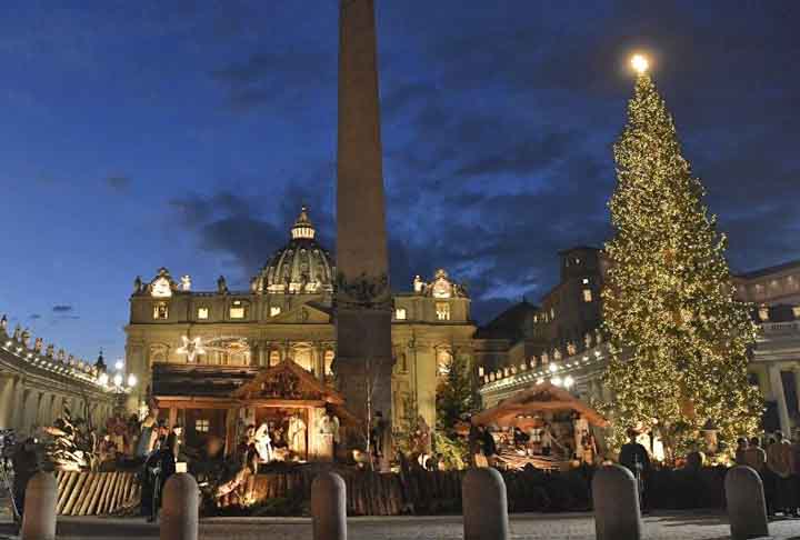 Quem também não fica de fora das comemorações natalinas é o Vaticano, nas proximidades do Papa. Com o presépio e a grande árvore iluminada, a Praça São Pedro ganha mais cor. Em 2023, a árvore, um abeto de 28 metros de altura, com 65 quintais, partiu para Roma a bordo de um transporte excepcional fornecido gratuitamente pela empresa Viberti. 