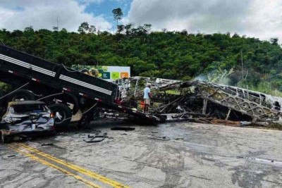 A empresa do ônibus afirma que são 39 mortos, já a Polícia Civil diz 41 
 -  (crédito:  CBMMG)