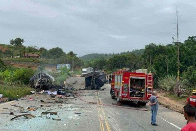 Local do acidente envolvendo um ônibus, uma carreta e um carro no Vale do Mucuri foi interditado nesta quinta-feira (26/12)  -  (crédito: CBMMG/Divulgação)