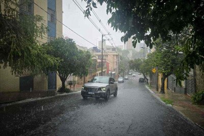 Belo Horizonte e outras 641 cidades de Minas Gerais estão sob alerta de chuvas intensas até sexta-feira (26/12) -  (crédito: Leandro Couri/EM/DA Press)