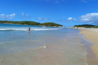   Tranquilidade e água cristalina são atrativos da Praia do Peró, em Cabo Frio     -  (crédito: Carlos Altman/EM)