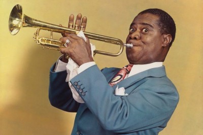 No dia 4 de agosto de 1901, nascia o cantor e músico norte-americano Louis Armstrong. Ele se tornaria um das grandes nomes da história do jazz. -  (crédito: wikimedia commons/Harry Warnecke, Gus Schoenbaechler)