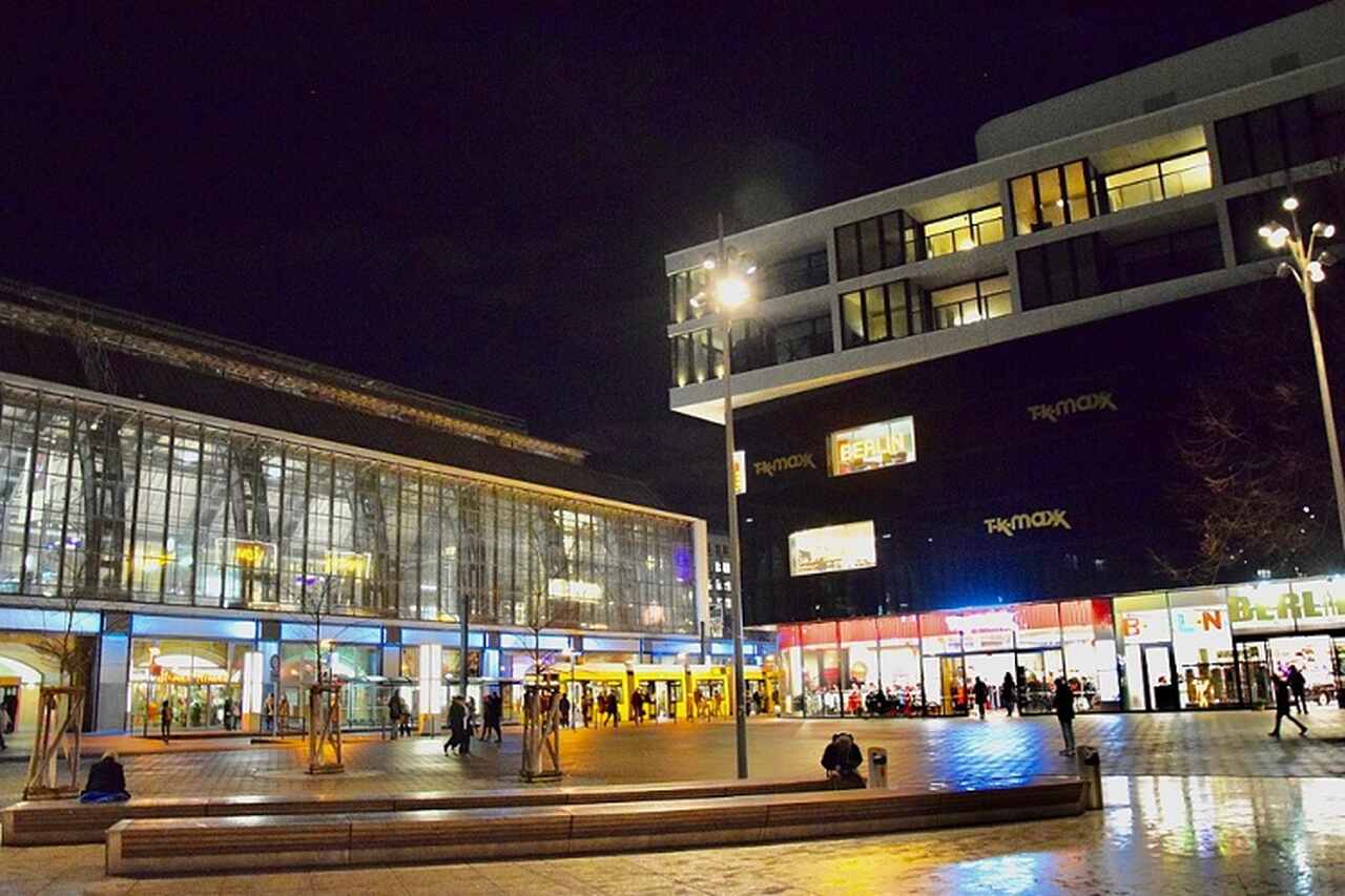 Alexanderplatz - Descrição: Alexanderplatz é uma das praças mais famosas de Berlim, cercada por lojas, restaurantes e marcos como a Torre de TV (Fernsehturm), construída em 1969, que é a estrutura mais alta da Alemanha - Localização: Mitte, no centro de Berlim - Referências Históricas: A praça foi um centro de eventos durante o período comunista e é hoje um ponto central para o turismo