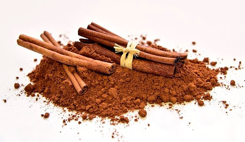 CANELA - A especiaria é gostosa, mas, neste caso, o objetivo não é comer. E, sim, espalhar canela em pó na entrada de casa. Para isso, a melhor maneira é colocar um pouco de canela nas mãos, chegar junto à porta e soprar.