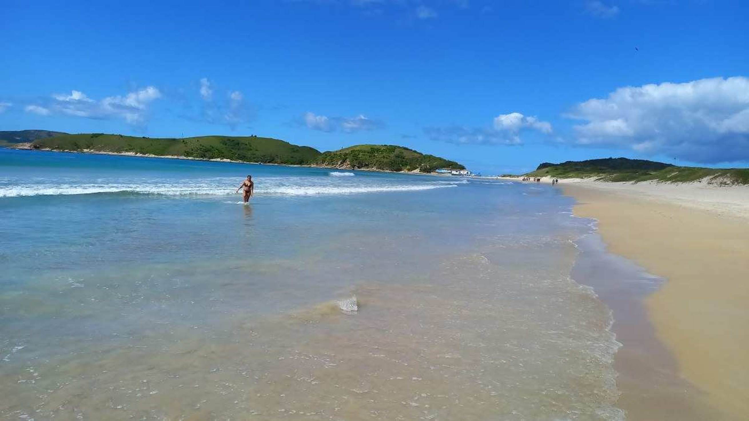   Tranquilidade e água cristalina são atrativos da Praia do Peró, em Cabo Frio      