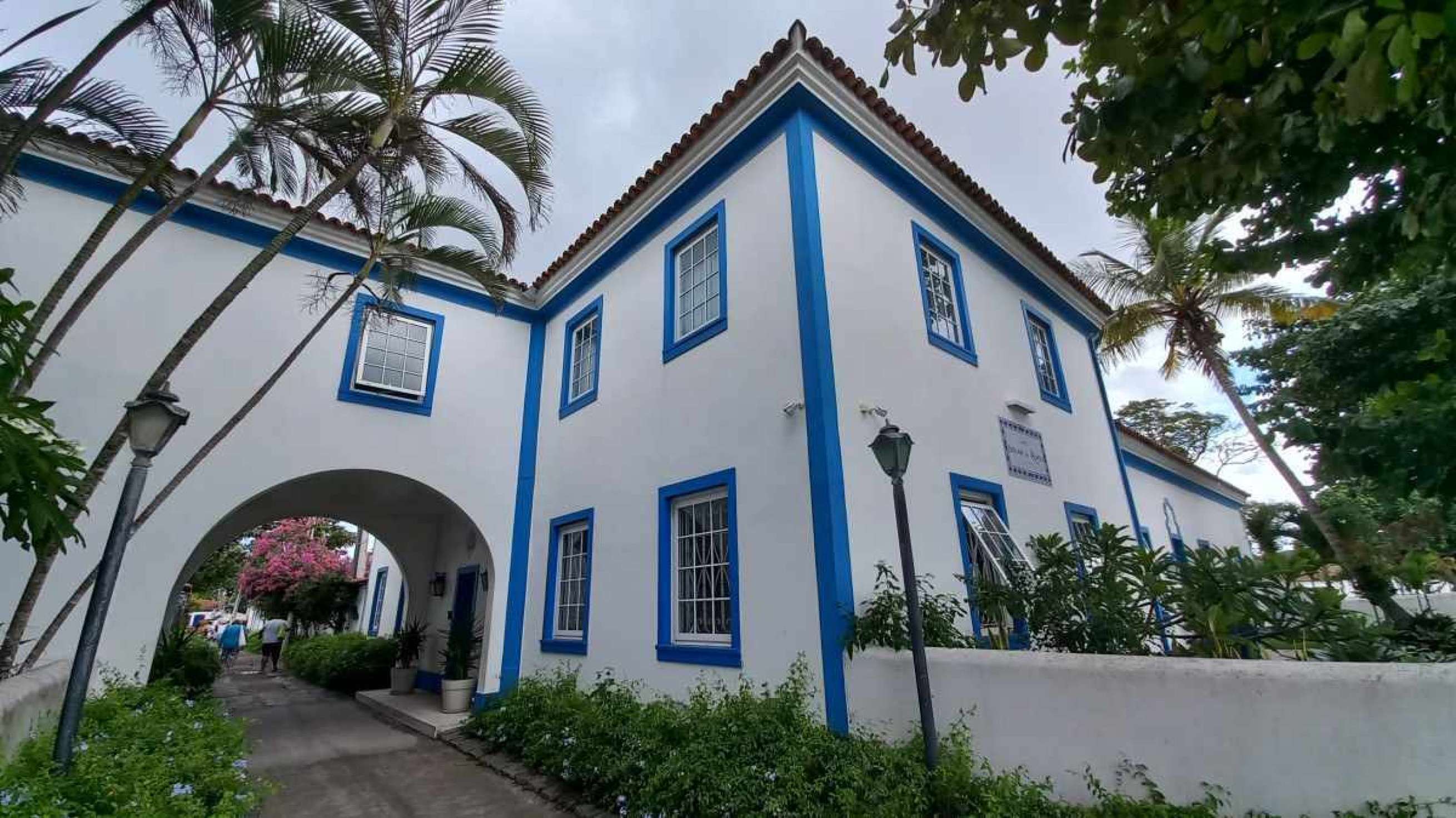 Não deixe de visitar o Centro Histórico de Cabo Frio, com construções antigas e igrejas barrocas 