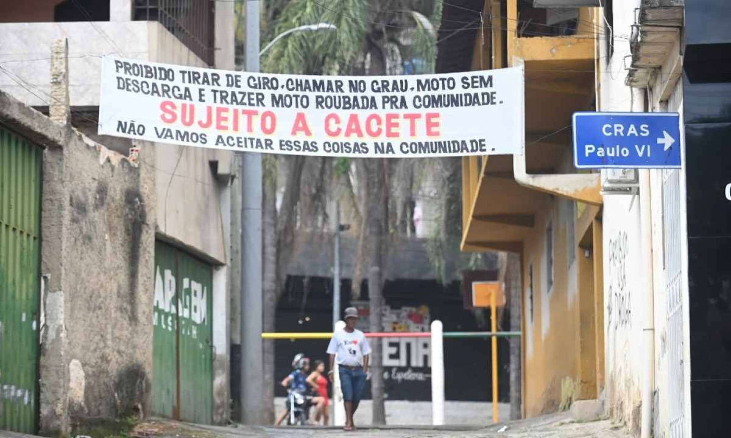 Faixas ameaçam dar 'cacete' em quem empinar moto