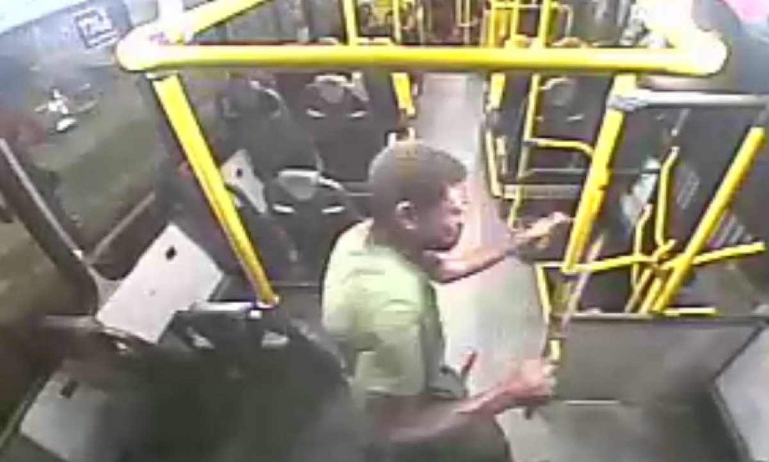 Vídeo: motorista de ônibus é brutalmente agredida por morador de rua