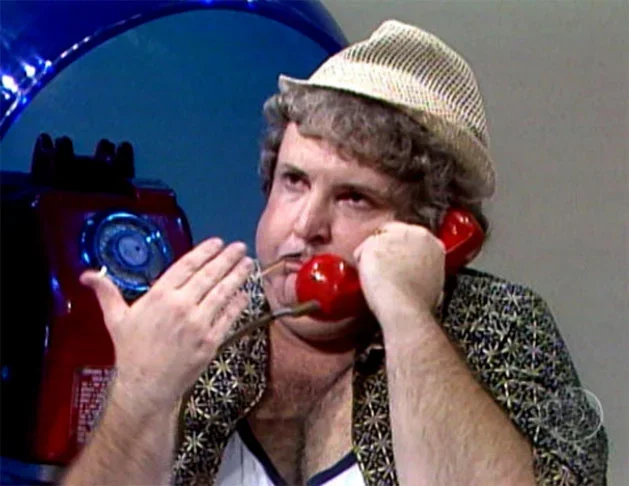 Jô Soares (1938-2022): Jô foi um dos maiores humoristas, escritores, dramaturgos, apresentadores, entrevistadores e cineastas brasileiros. Durante décadas, ele encantou o público com seu humor inteligente e sua capacidade de entrevistar personalidades de forma única. Isso sem falar em personagens icônicos que criou para a TV.