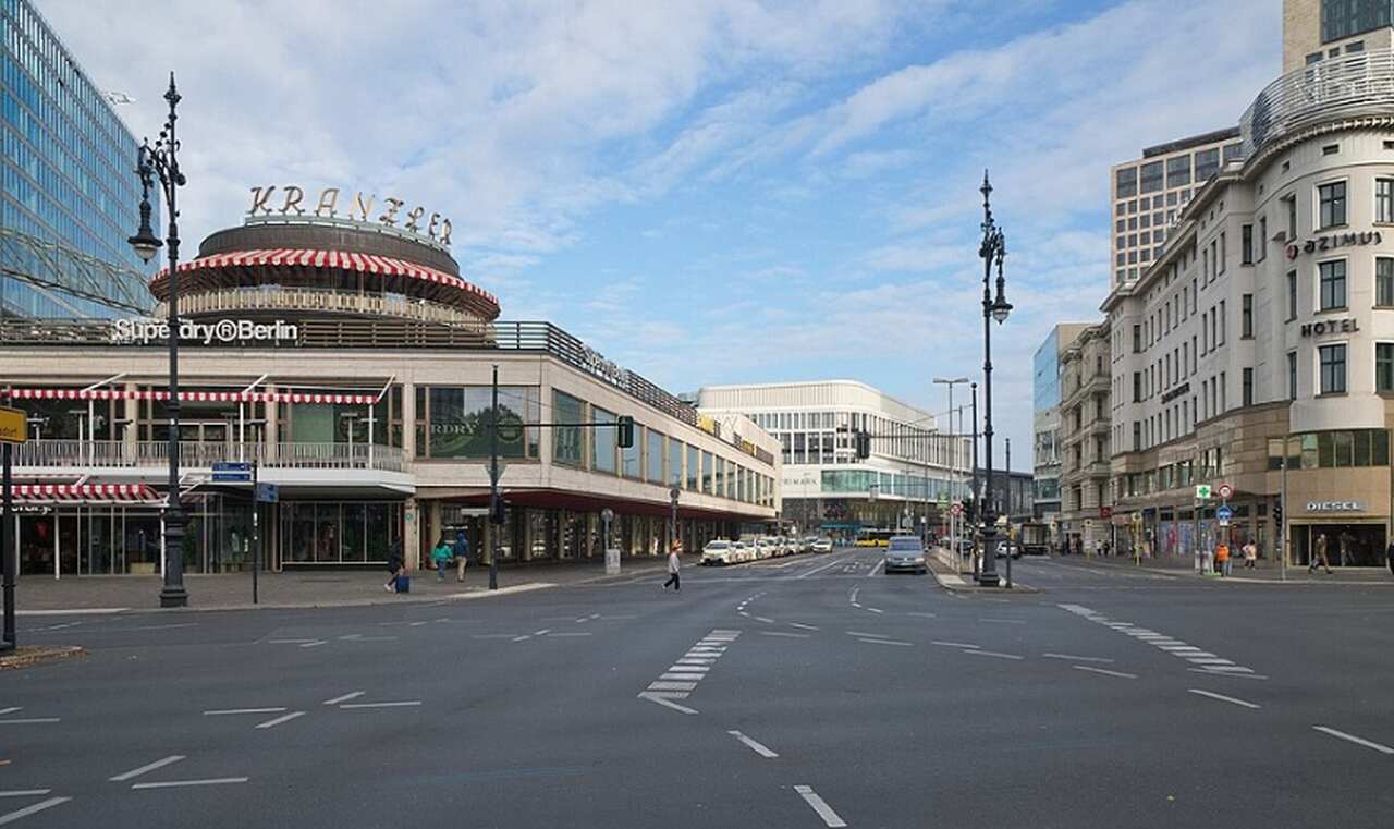 Kurfürstendamm (Ku’damm) - Descrição: Uma das avenidas mais famosas de Berlim, o Ku’damm é conhecido por suas lojas de luxo, cafés e teatros. Desenvolvido no final do século XIX, é um símbolo da elegância e do comércio berlinense - Localização: Charlottenburg-Wilmersdorf - Referências Históricas: Durante a Guerra Fria, o Ku’damm era o centro da Berlim Ocidental