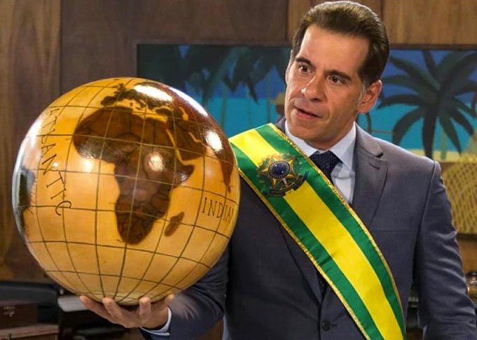 Leandro Hassum (1973-): Hassum é um renomado comediante brasileiro, conhecido por sua versatilidade e carisma. Ele começou a ganhar destaque no 