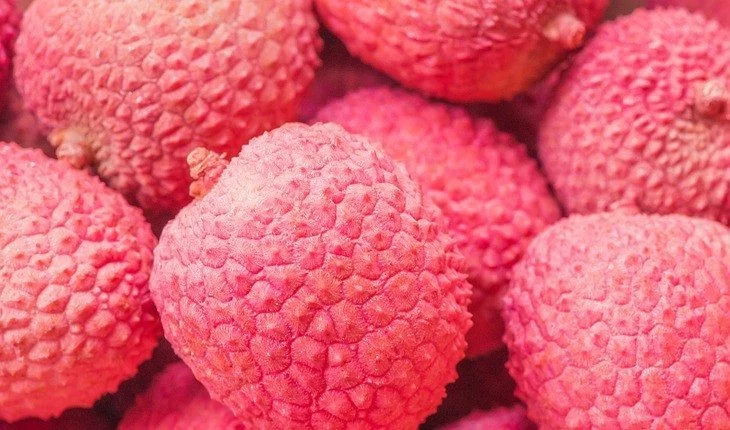 Lichia (Litchi chinensis Sonn) - É uma fruta tropical originária das províncias de Guangdong e Fujian, no sul da China,  Amplamente cultivada em outros países da Ásia, como Índia, Tailândia e Vietnã, e também em regiões subtropicais e tropicais pelo mundo, incluindo partes do Brasil.