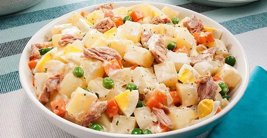 Ela pode servir tanto para fazer uma salada de batata quanto para colocar em sanduíches, como um hambúrguer, por exemplo. 