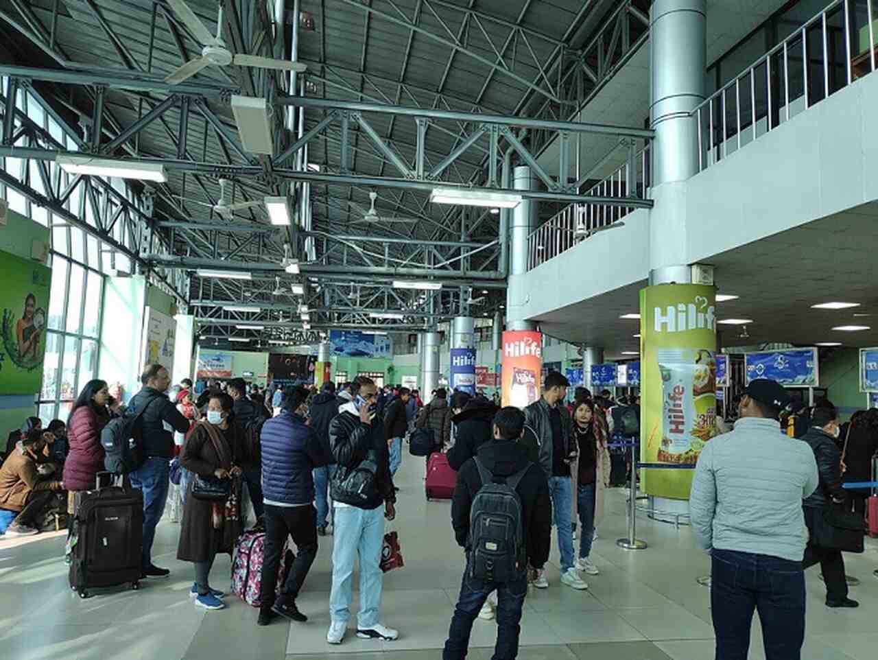 O Aeroporto Internacional de Tribhuvan, em Katmandu, é o principal ponto de entrada no país.