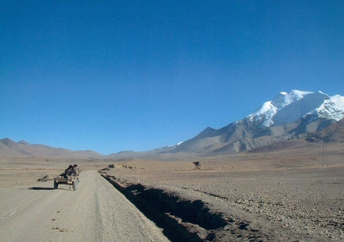 O transporte no Nepal é dominado por rodovias, com cerca de 28 mil km de estradas, enquanto a rede ferroviária é mínima, com apenas 59 km.