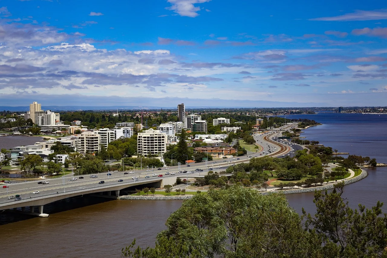 Cidade costeira no oeste da Austrália, famosa por suas praias, o Kings Park e a Cottesloe Beach. É uma das cidades mais isoladas do mundo, sendo economicamente influenciada pela mineração.

