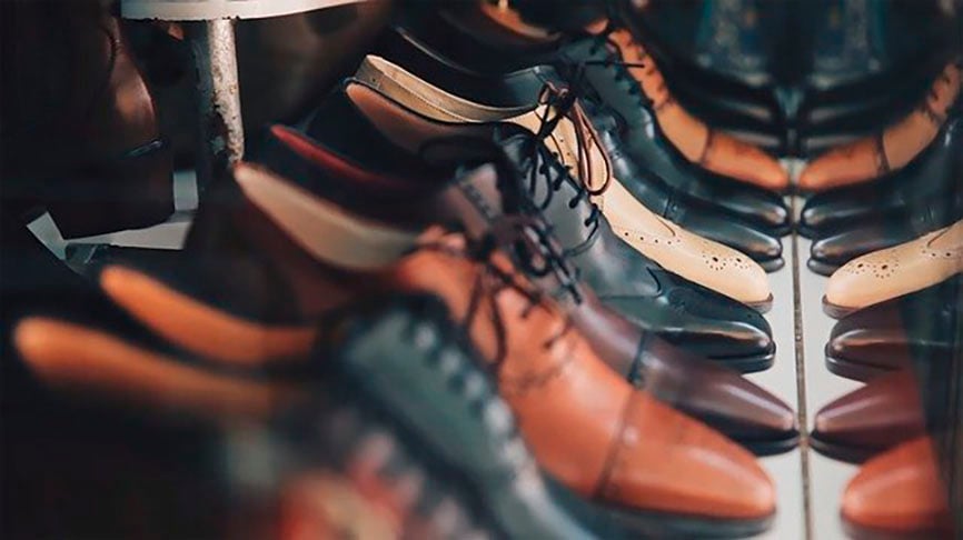SAPATO - Essa só serve para quem vai ar o réveillon de sapatos ou tênis. Não dá para fazer com chinelo nem sandália. A simpatia pressupõe colocar dinheiro no calçado e ar o réveillon assim. Para proteger a cédula, uma dica é envolvê-la num plástico.