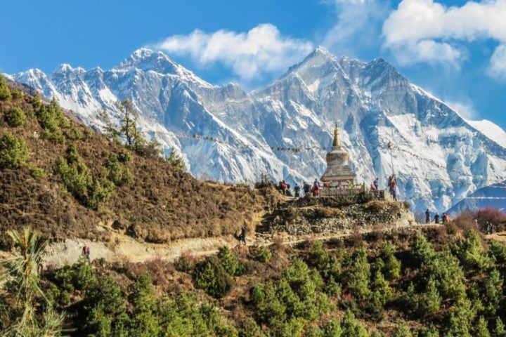 O território nepalês é montanhoso, com destaque para a cordilheira do Himalaia, onde se encontra o Monte Everest, o ponto mais alto do mundo, a 8.849 metros acima do nível do mar.