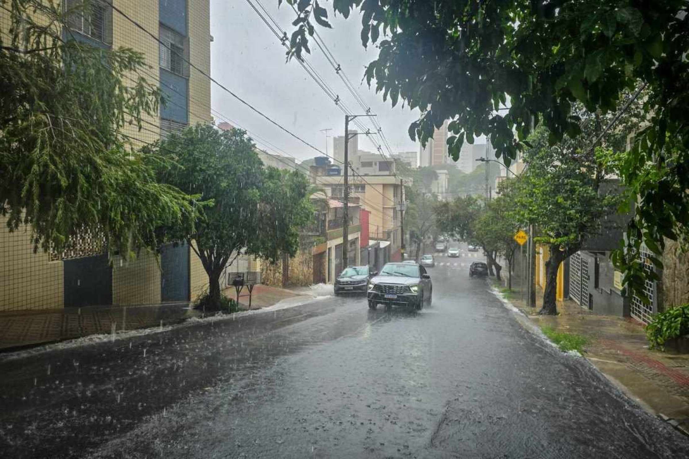 Temporal em BH interdita vias por risco de transbordamento