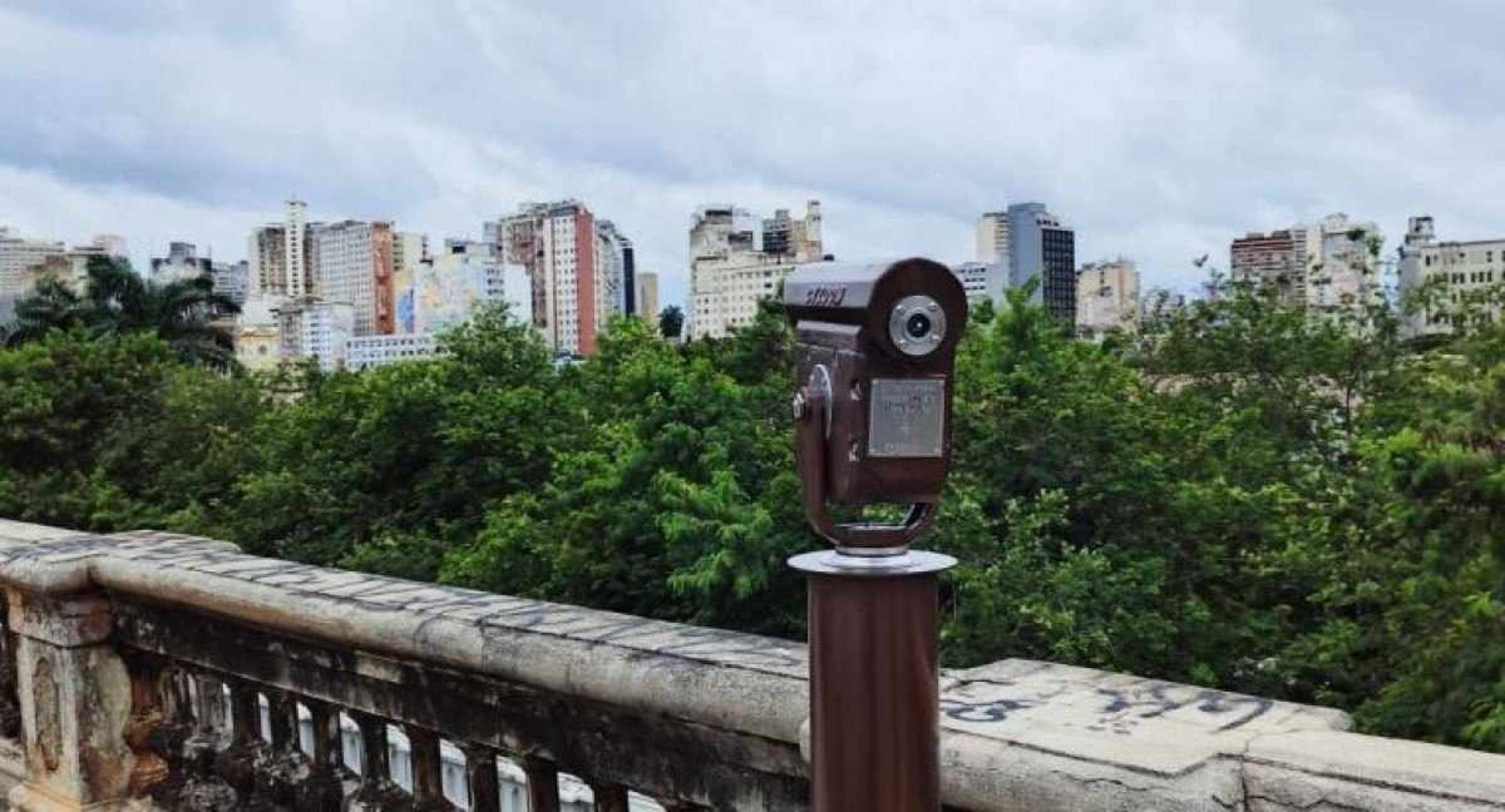 Prefeitura de BH reinstala lunetas na Rua Sapucaí