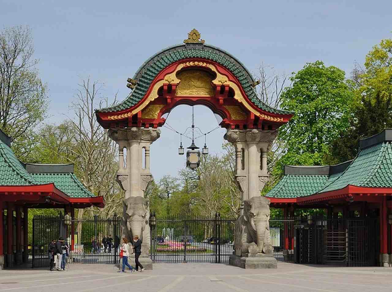 Jardim Zoológico de Berlim (Zoologischer Garten Berlin) - Descrição: Fundado em 1844, é o jardim zoológico mais antigo da Alemanha e um dos mais diversos do mundo, abrigando mais de 20.000 animais de 1.400 espécies - Localização: Tiergarten - Referências Históricas: O zoológico foi severamente danificado durante a Segunda Guerra Mundial, mas foi reconstruído e continua a ser uma atração importante