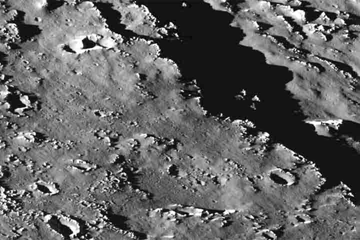 A superfície repleta de crateras indica uma longa história geológica. Sua distância da Terra é similar à de Ganímedes, em torno de 628 milhões de quilômetros.