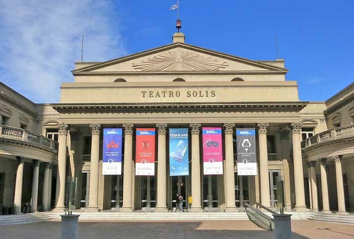 A fachada principal do Solís tem semelhanças com a do Teatro Carlo Felice em Génova. O teatro tem uma forma ligeiramente elíptica, como a do Teatro alla Scala, de Milão, embora o interior do Solís mantenha uma semelhança notável com outro teatro italiana, o Teatro Metastasio de Prato, perto de Florença.