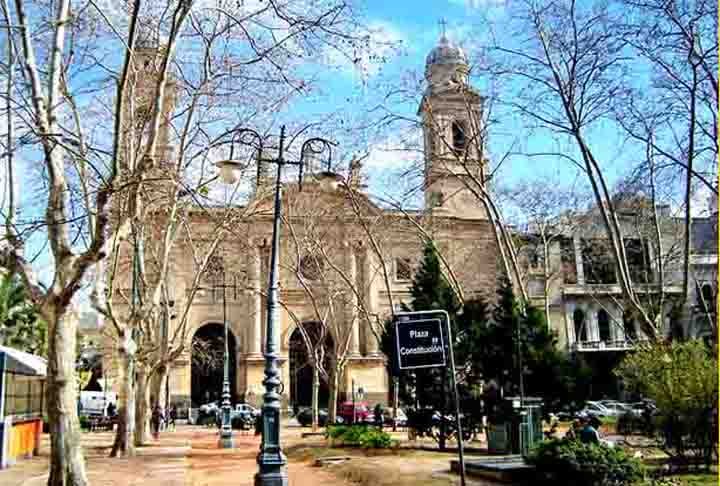 A PraÃ§a ConstituiÃ§Ã£o Ã© a mais antiga da capital uruguaia, MontevidÃ©u, situada no centro do bairro histÃ³rico da Cidade Velha. Ã? conhecida popularmente como PraÃ§a Matriz (Plaza Matriz) por localizar-se em frente Ã  Catedral Metropolitana de MontevidÃ©u