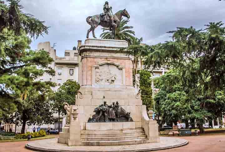 Inaugurada em 1890, a Plaza Zabala ocupa o espaço que abrigava a Casa do Governo, demolida durante a ditadura de Lorenzo Latorre, em 1880, no bairro da Ciudad Vieja (Cidade Velha). O fundador de Montevidéu, General Bruno Mauricio de Zabala, é homenageado por um monumento equestre do escultor Lorenzo Coullaut Valera, inaugurado em 1924, no centro da praça.