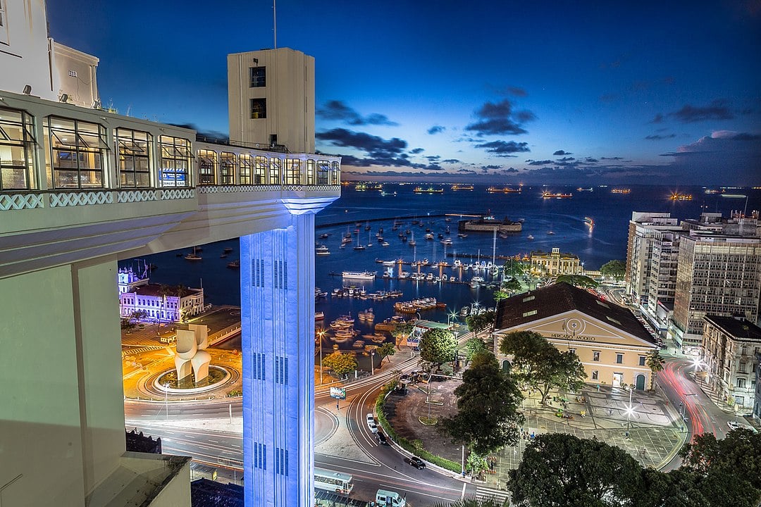 Salvador tem uma cidade alta e uma cidade baixa, duas regiões da cidade que se unem não apenas pelas ruas, mas também pelo famoso Elevador Lacerda, inaugurado em 1873, e restaurado duas vezes (em 1930 e 1997). É o primeiro elevador urbano do mundo e tem 72 metros. 