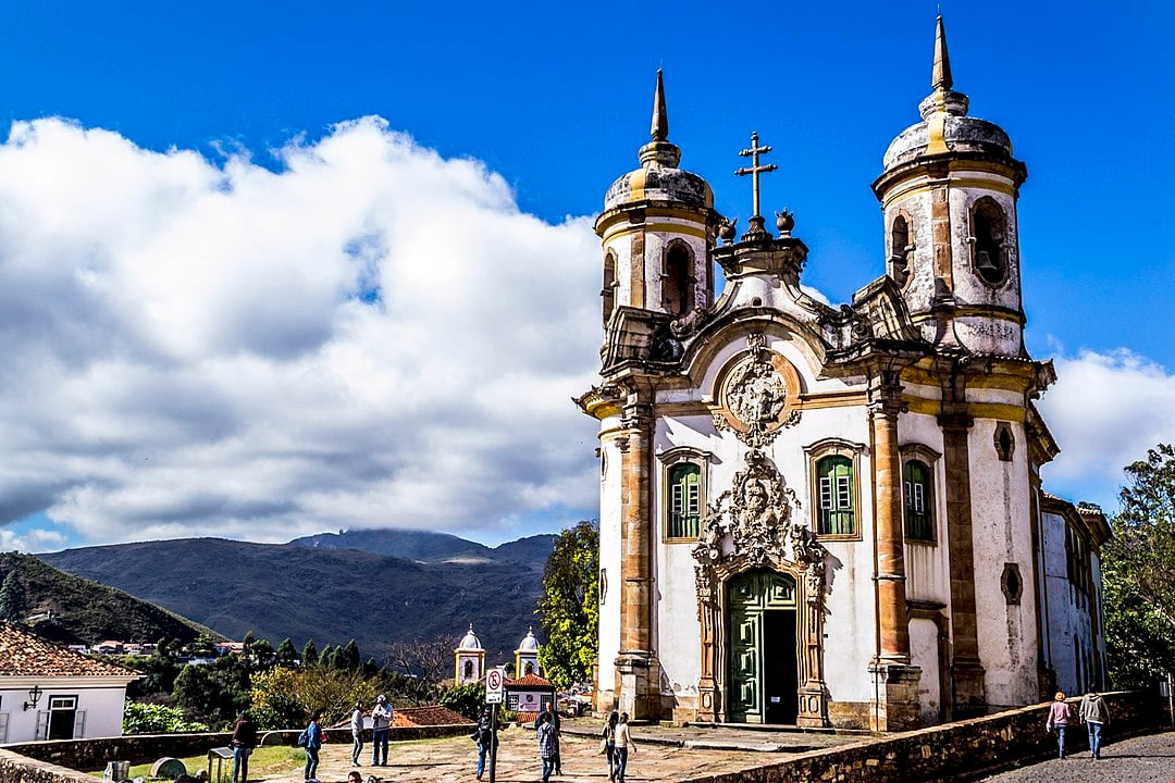 As igrejas de Ouro Preto, inclusive, tem muitos detalhes em ouro, como a de São Francisco de Assis, uma das celebradas criações de Aleijadinho. 