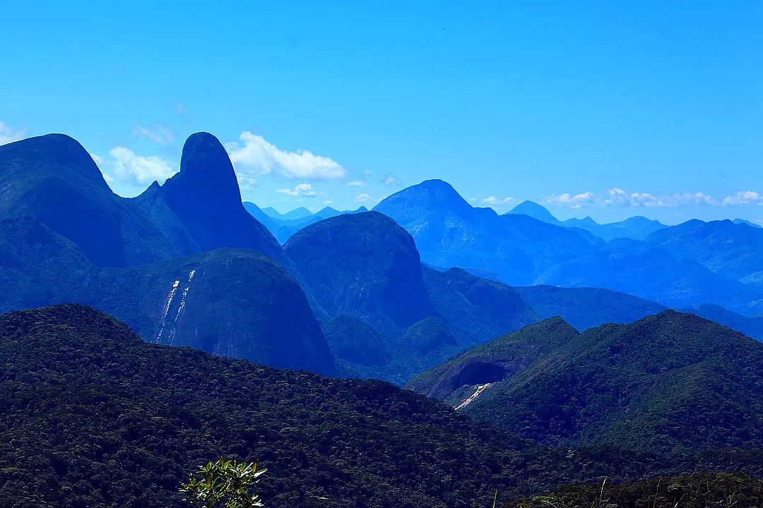 Destaca-se também a beleza natural. Petrópolis fica no topo da Serra da Estrela, que faz parte do conjunto montanhoso da Serra dos Órgãos. Uma paisagem deslumbrante. 