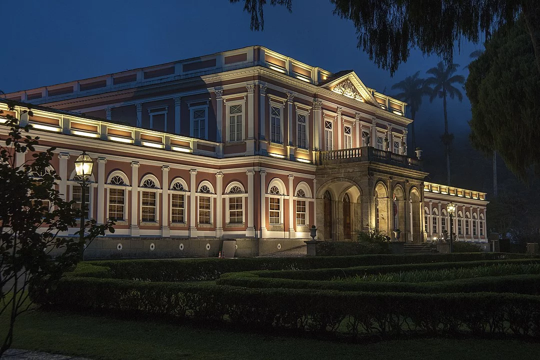 O centro histórico abriga o Museu Imperial, com mais de 300 mil itens do império brasileiro, incluindo o trono e a coroa. 