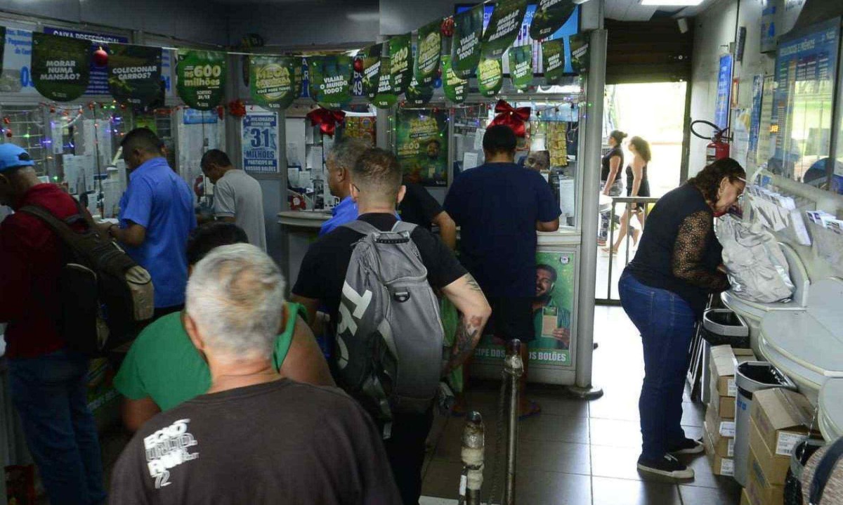  27/12/2024 Crédito: Marcelo Ferreira/CB/D.A Press. Brasil. Brasília - DF -  Lotéricas da rodoviária de Brasília, pessoas jogando na Mega Sena da Virada. -  (crédito:  Marcelo Ferreira/CB/D.A Press)