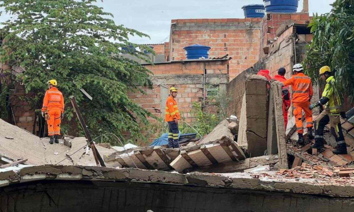 Casa desabou no Bairro São Gabriel, em BH, na manhã desta sexta (27) -  (crédito: Edésio Ferreira/EM/D.A Press)